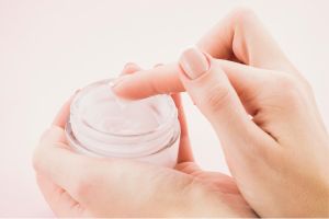 Capricho Beauty Supply. The Hidden Benefits of High-Quality Skin Care Creams. Detail the types of ingredients typically found in high-quality skin care creams, such as hyaluronic acid, retinol, Vitamin C, etc.