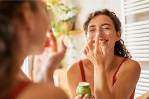 Capricho Beauty Supply. The Science Behind Facial Creams: How Experts Choose Them. Experts rely on their knowledge of skin types, ingredient research, formulation science, and safety considerations to select the most effective products.